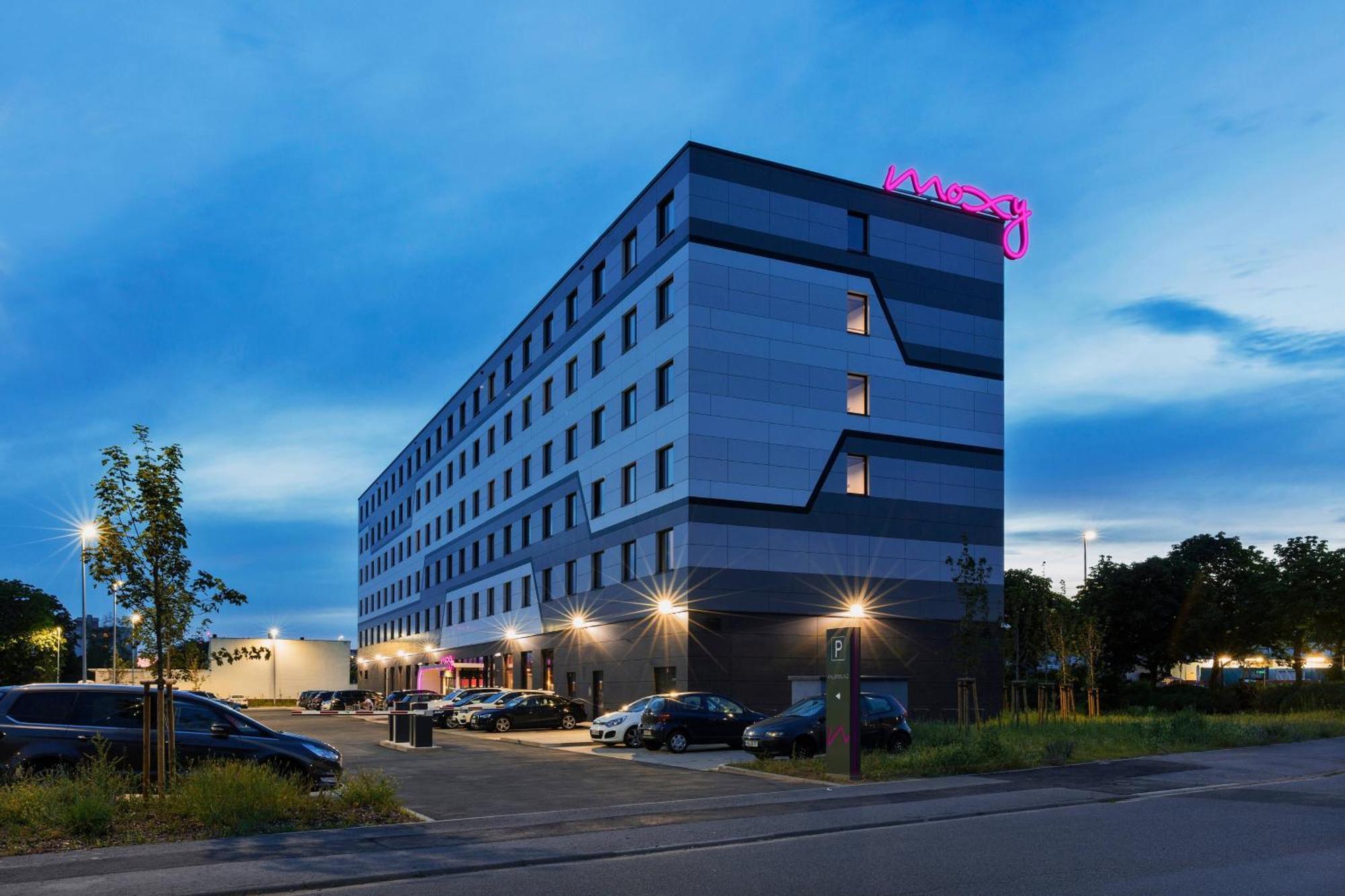 Moxy Frankfurt Airport Kelsterbach Hotel Екстериор снимка